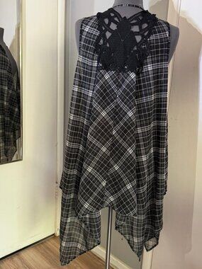 5/$25 - No Boundaries junior women's small plaid sleeveless cardigan open front